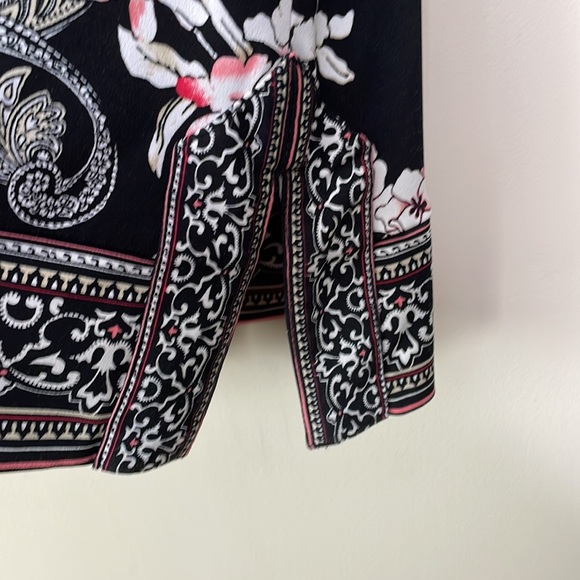 White House Black Market || Horseshoe Neckline Print Tunic - Picture 16 of 17